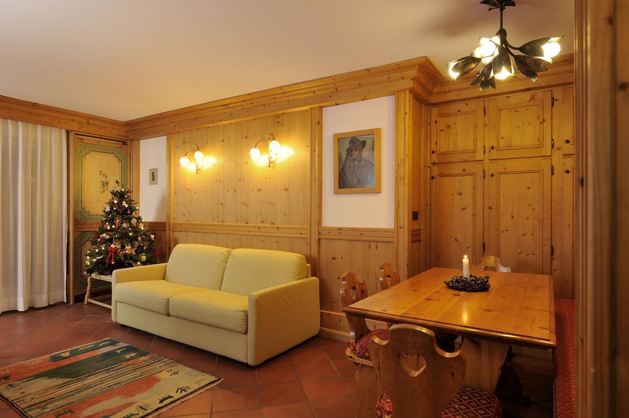 Chalet Dei Pini Aparthotel Madonna di Campiglio Bagian luar foto