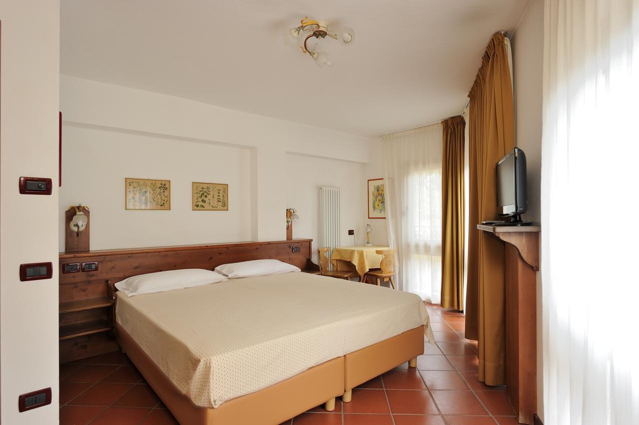 Chalet Dei Pini Aparthotel Madonna di Campiglio Bagian luar foto