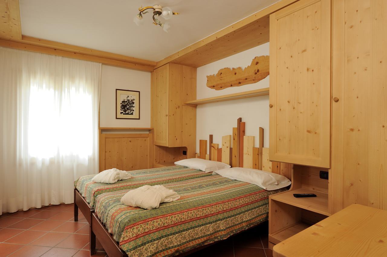 Chalet Dei Pini Aparthotel Madonna di Campiglio Bagian luar foto