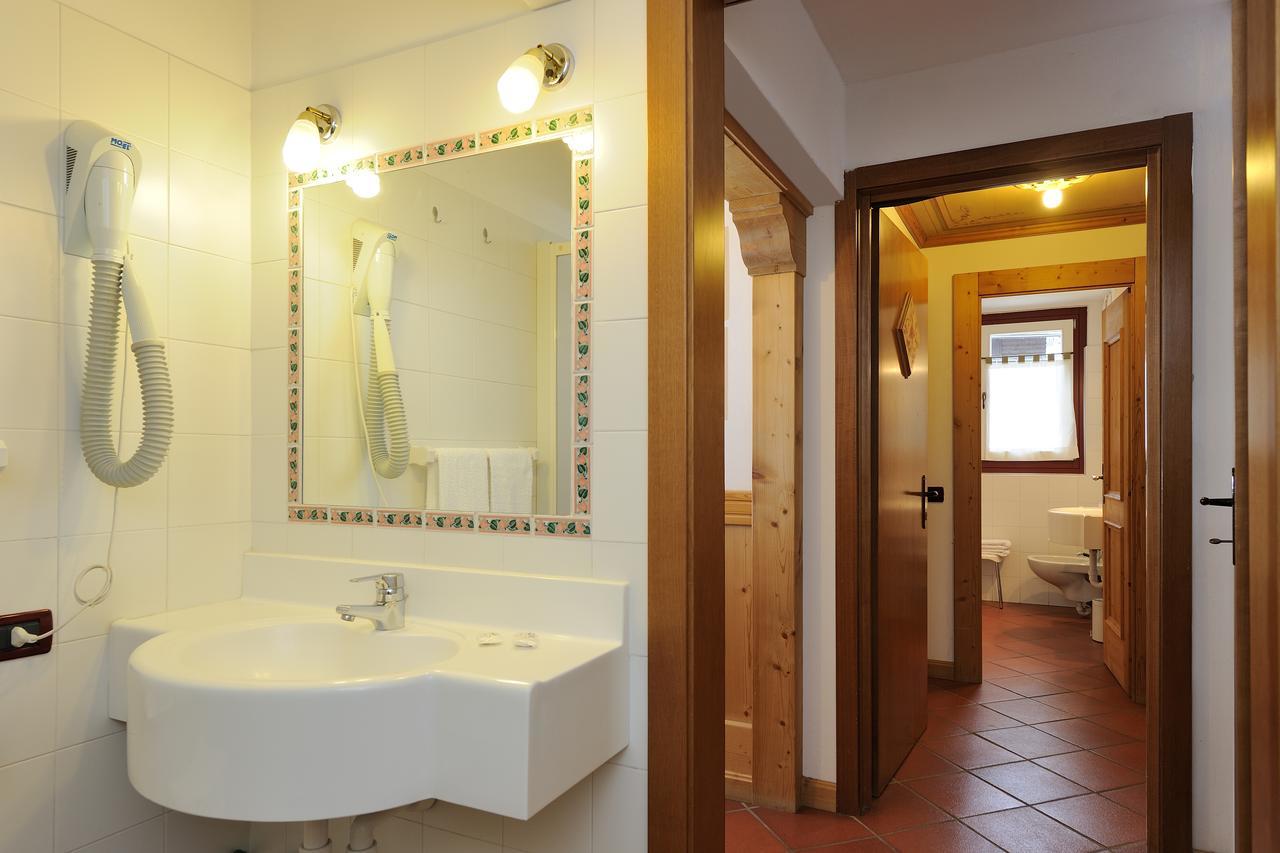 Chalet Dei Pini Aparthotel Madonna di Campiglio Bagian luar foto