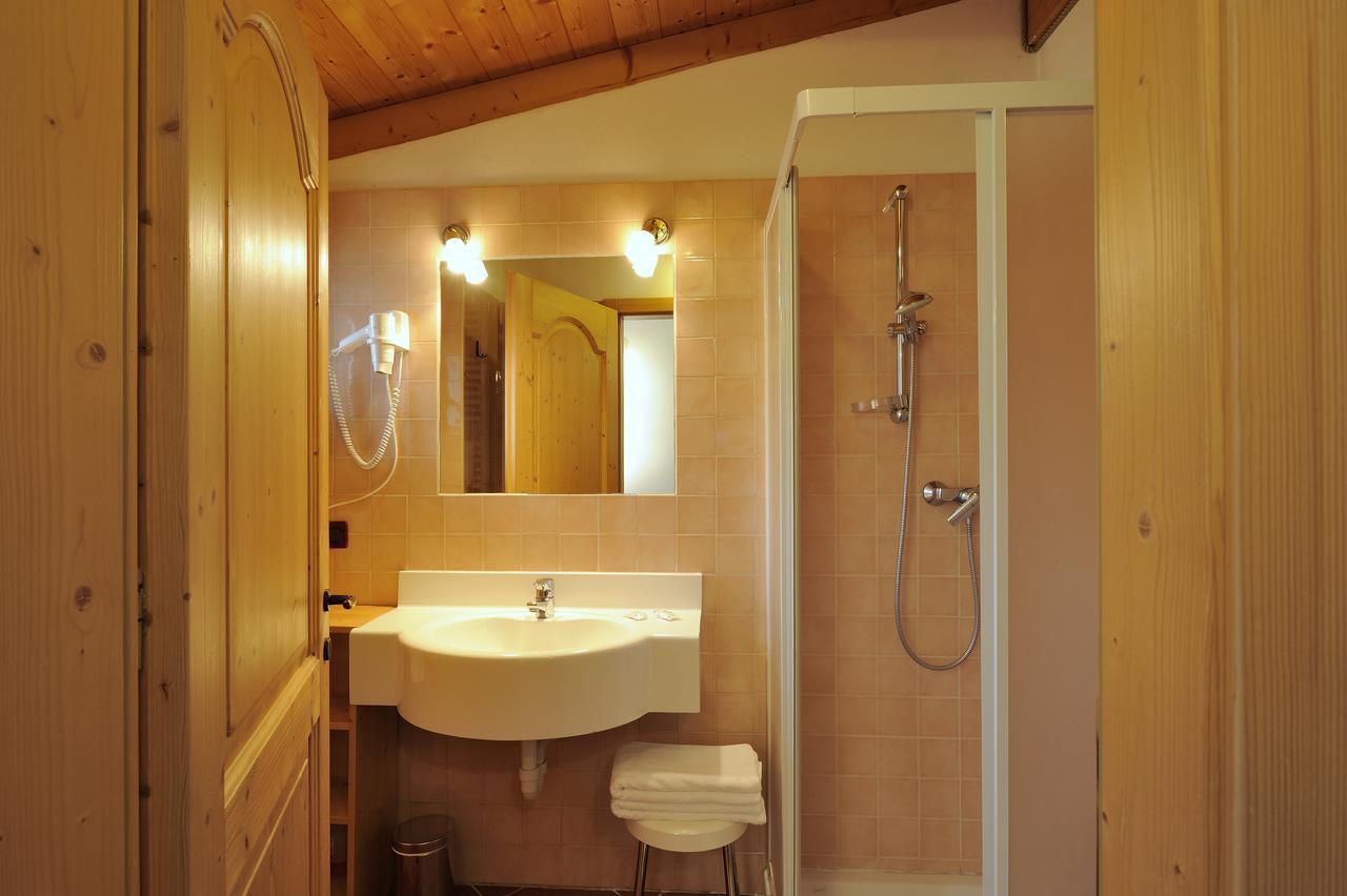 Chalet Dei Pini Aparthotel Madonna di Campiglio Bagian luar foto