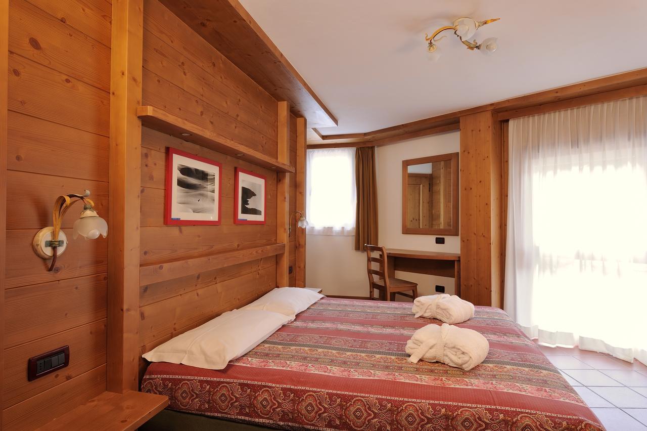 Chalet Dei Pini Aparthotel Madonna di Campiglio Bagian luar foto