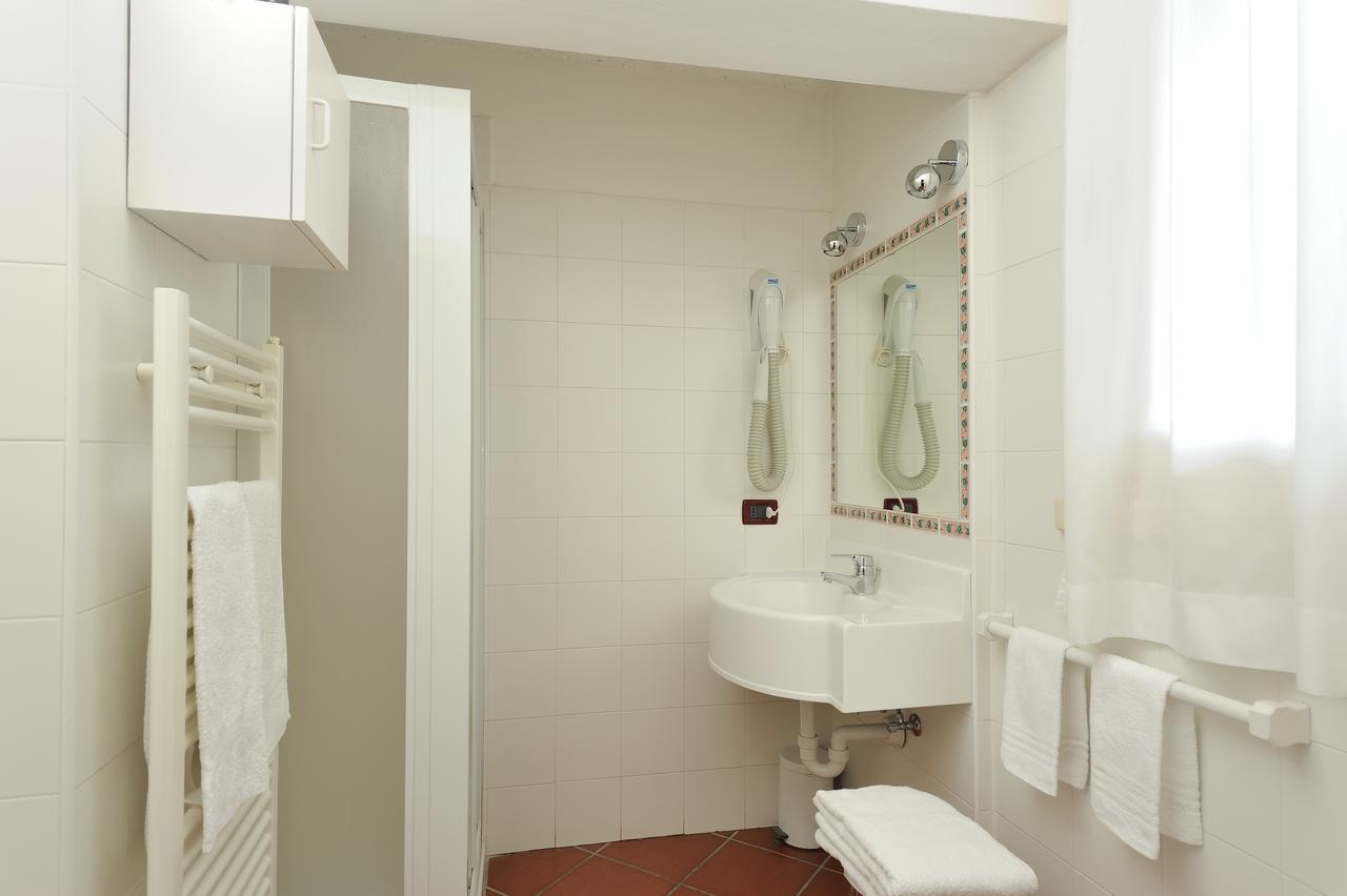 Chalet Dei Pini Aparthotel Madonna di Campiglio Bagian luar foto
