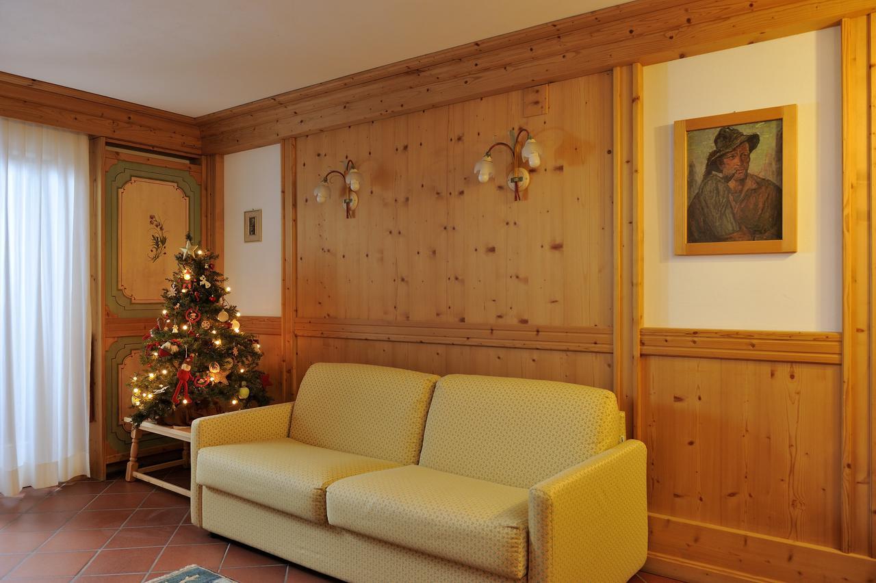 Chalet Dei Pini Aparthotel Madonna di Campiglio Bagian luar foto