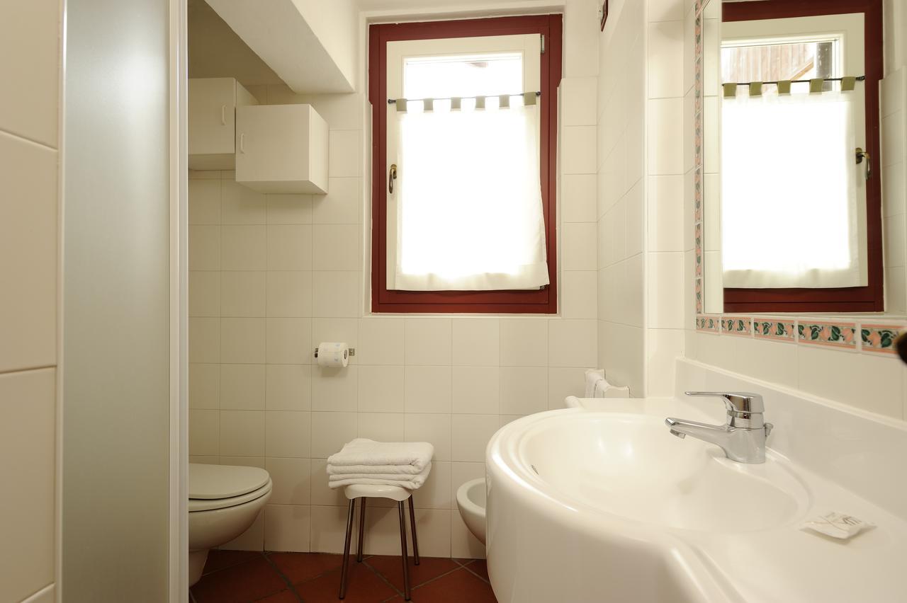Chalet Dei Pini Aparthotel Madonna di Campiglio Bagian luar foto