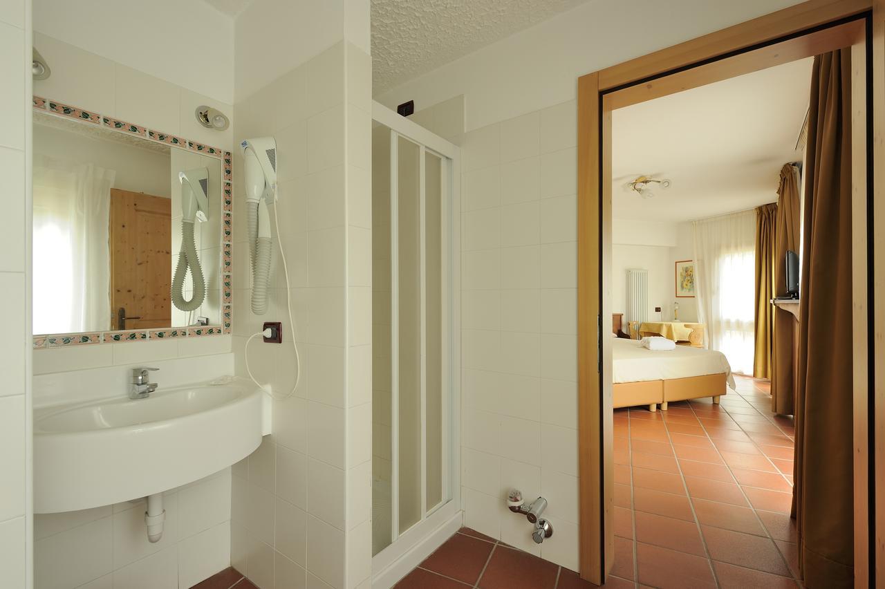 Chalet Dei Pini Aparthotel Madonna di Campiglio Bagian luar foto